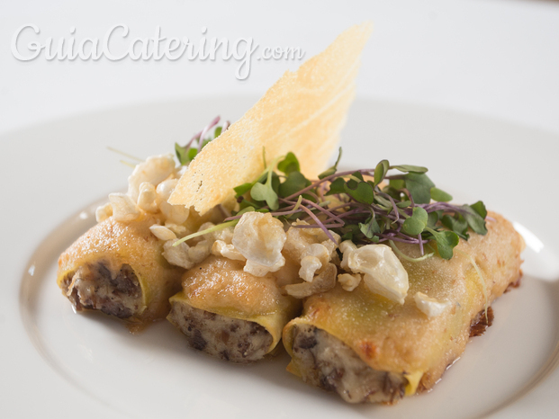 Canelones de setas de temporada y foie con queso Mahón.