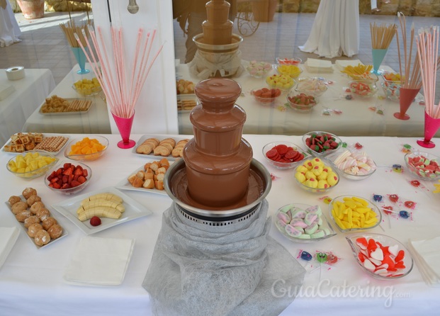 Fuente pequeña con buffet