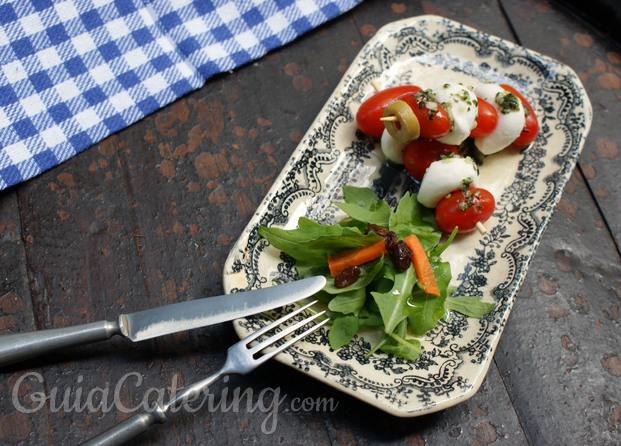 Brocheta de tomate cherry con mozzarella