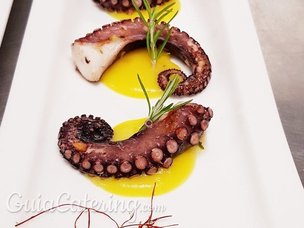 Pulpo sobre crema de azafrán 