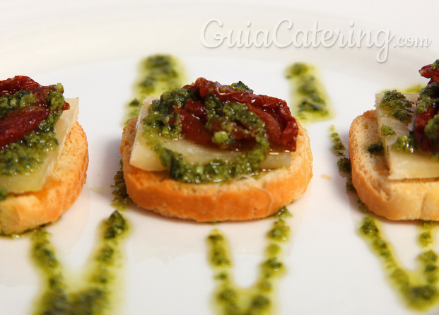 Tostas de Tomates Secos con Queso Parmesano y Salsa de Pesto