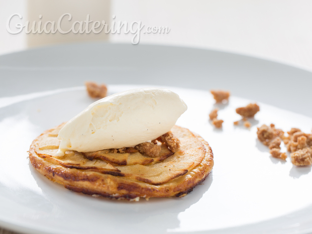 Tarta fina de manzana con helado de vainilla