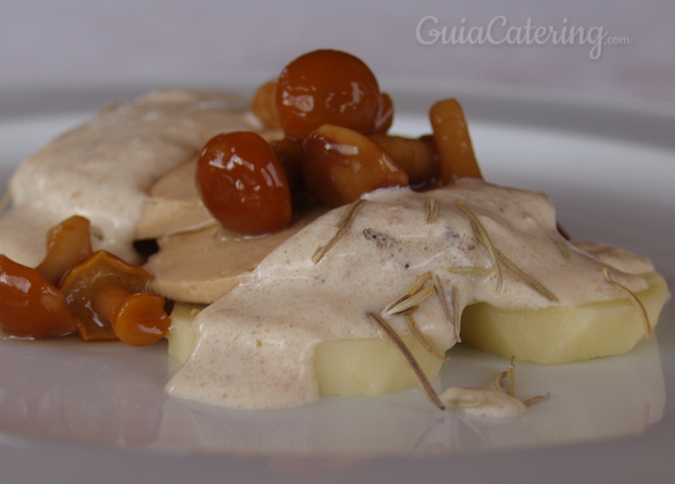 Foie mi-cuit sobre cama de patatas panad