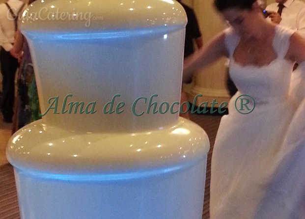 De blanco, la novia y la Fuente de Chocolate.