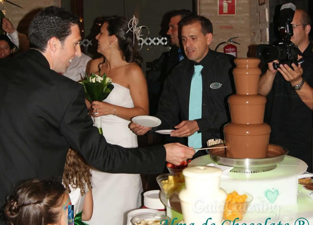 Los novios degustando nuestro chocolate.