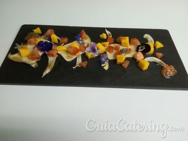 ensalada de mango con setas laminadas y flores silvestres.jpg