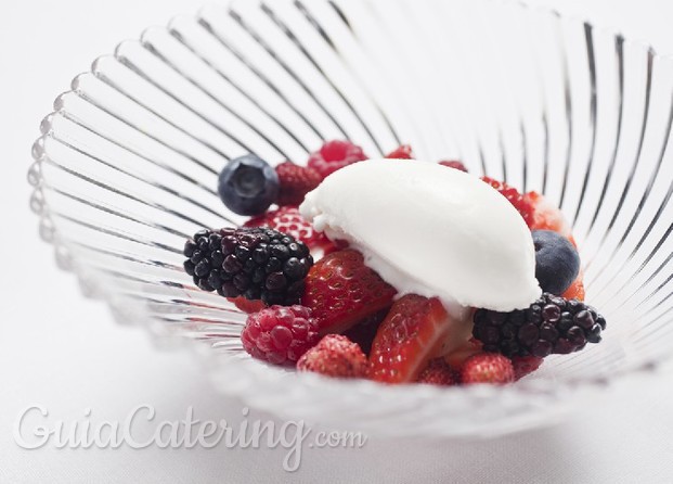 Helado con frutos rojos