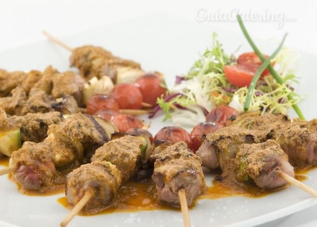 Brochetas de carne y verduras