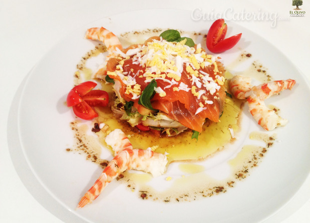 Estupenda ensalada de salmón con langostinos