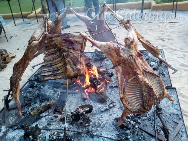 Corderos y costillares de ternera a la estaca