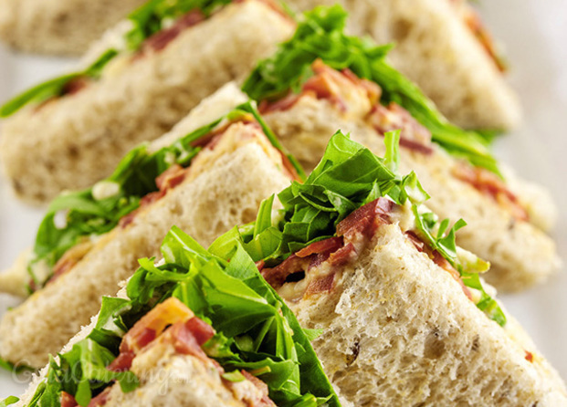 Sandwich de hummus, pimiento italiano y rucola