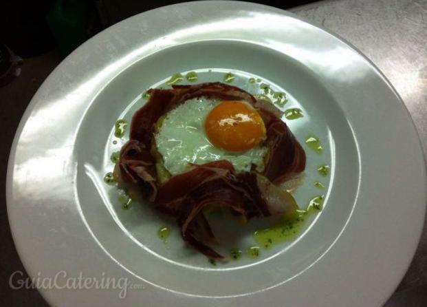 Revuelto de jamón y huevos fritos