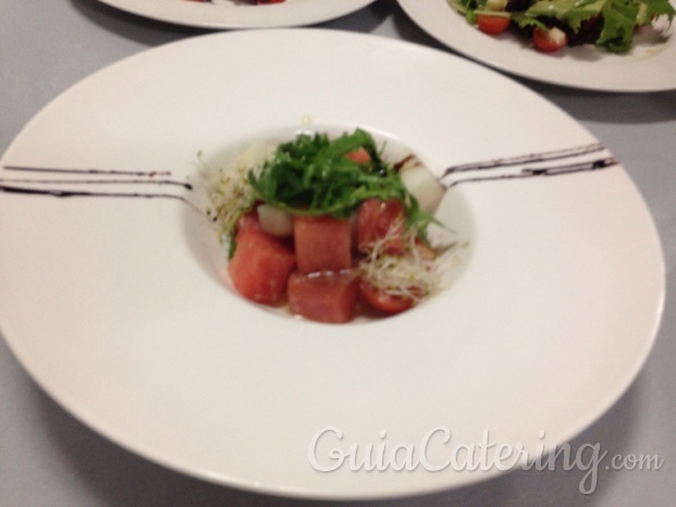 Ensalada de ahumados con frutas de temporada