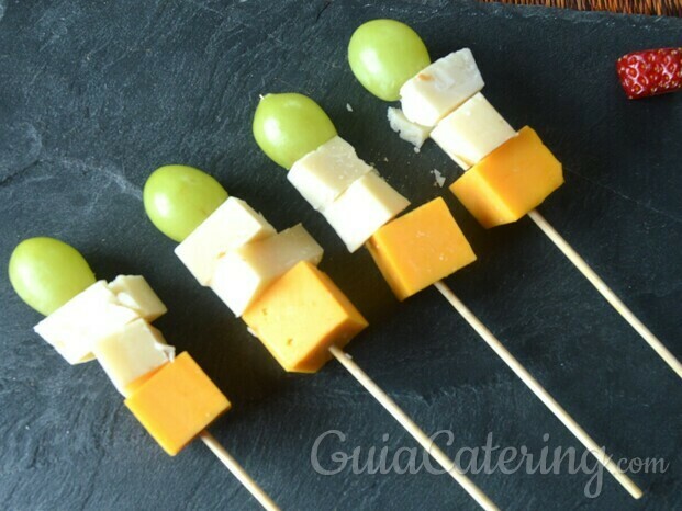 Brocheta de tres quesos con uvas.jpg