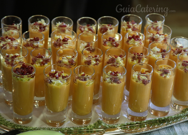 Vasitos de salmorejo con virutas de jamón crujiente