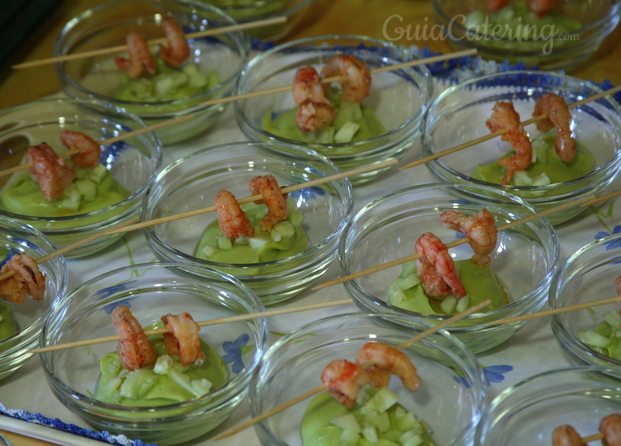 Crema de aguacate con pepino y gambas