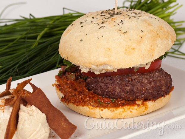 Mini hamburguesitas de carne de kafta y muhammara (crema de pimientos rojos)