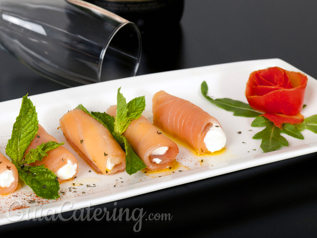 Rollitos de salmón, Labneh (crema de yogur) y aceite de miel