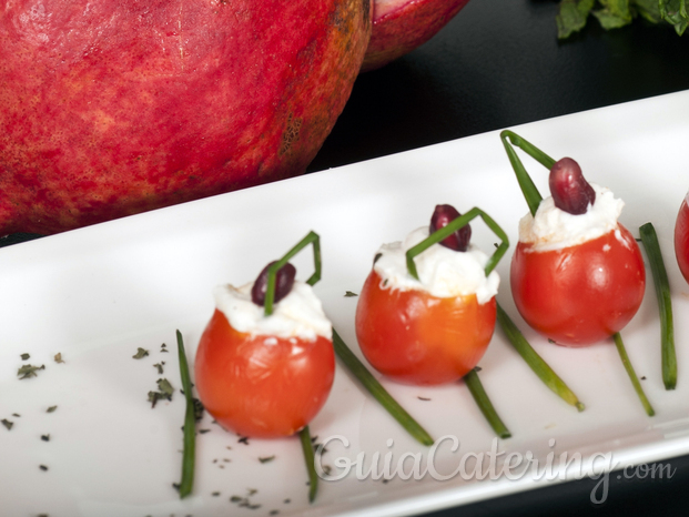 Tomatitos cherry rellenos de labne (crema de yogur)