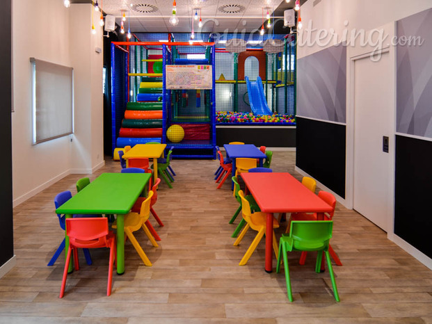 Comedor para niños con parque infantil