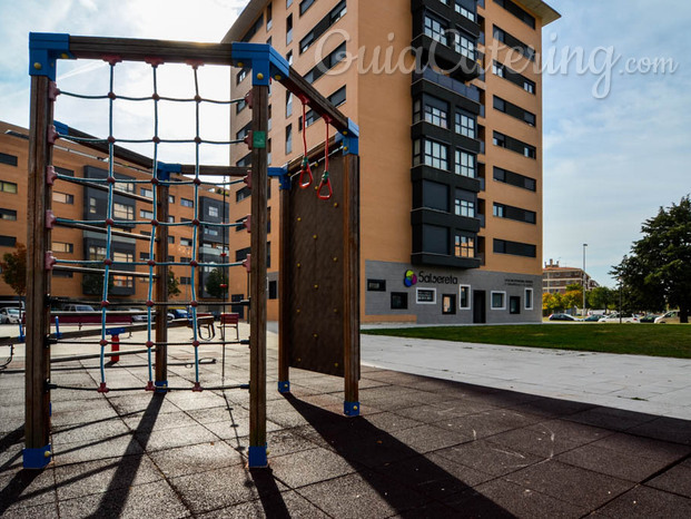 Parque exterior con 10.000 metros cuadrados de zona verde y columpios