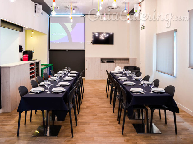 Comedor con vajilla, cubertería y proyector