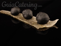 Buñuelo negro de bacalao