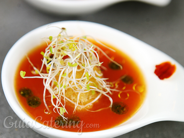 Degustación de sopa de tomate al orégano y crujiente de queso