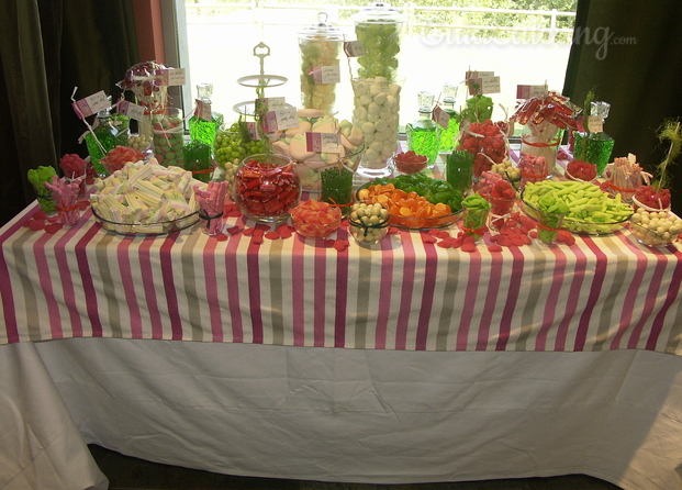 Mesa y carritos de chuches