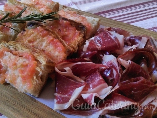 Jamón ibérico y coca de aceite con tomate