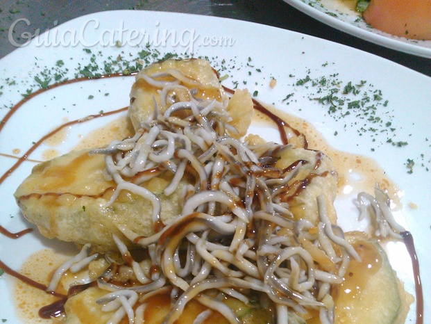 Tempura de vegetales con gulas