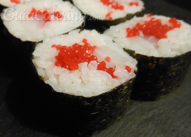 Maki sushi de calamar y huevas