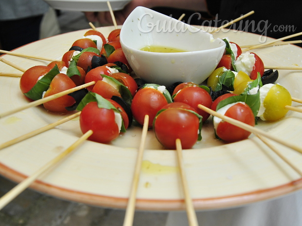 Tomatitos cherry con bolitas queso Buffala y Albahaca